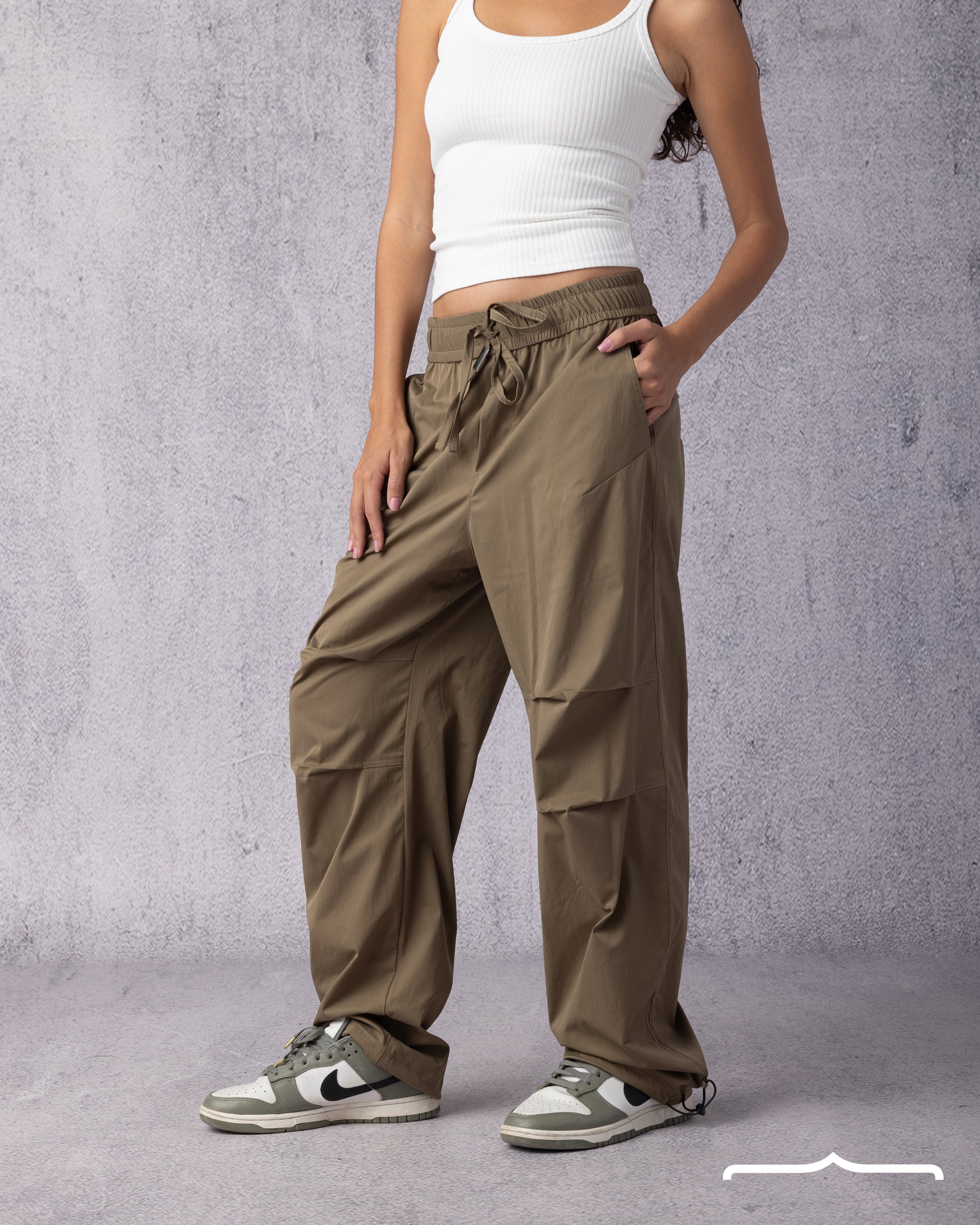 Parachute pants in Olive