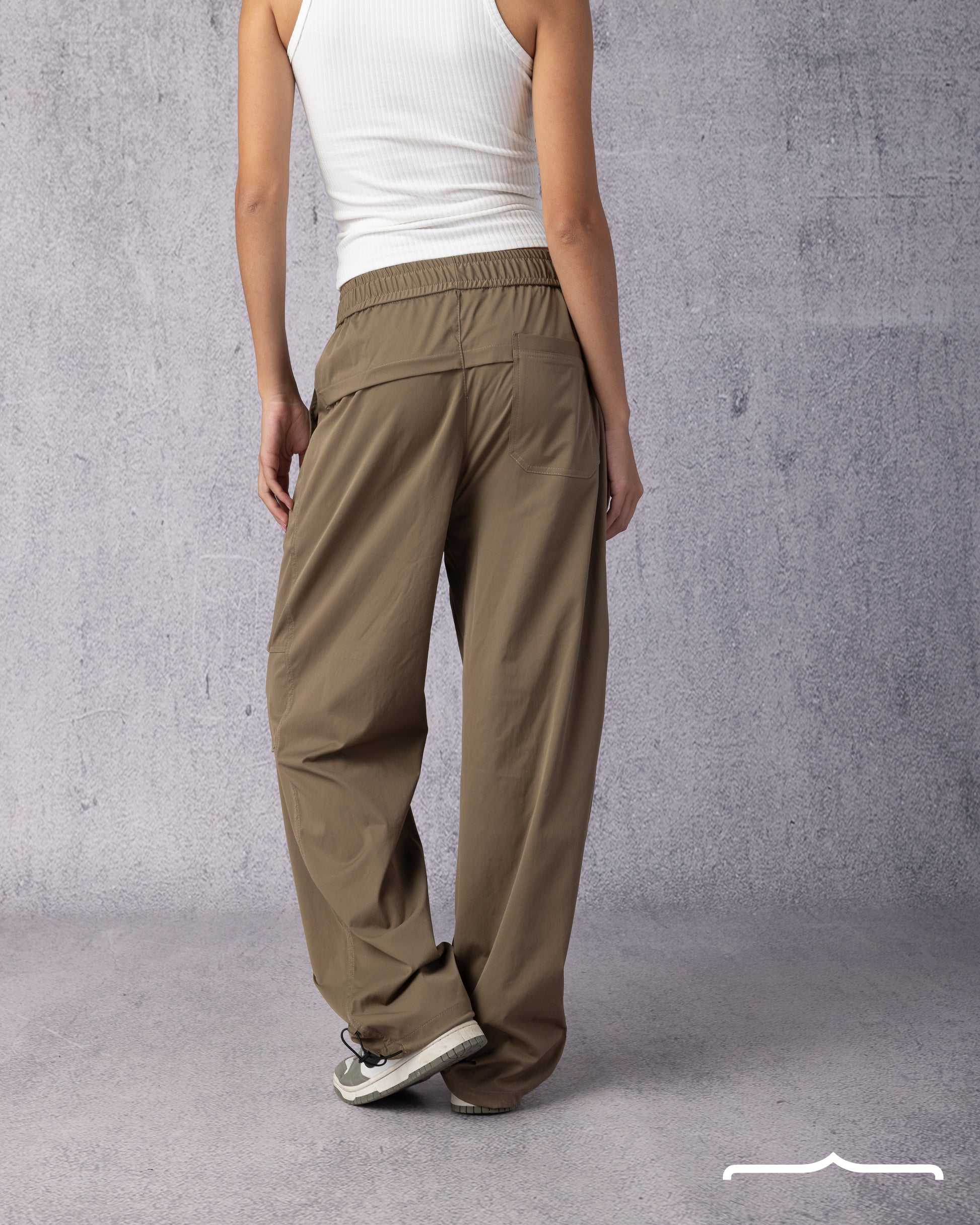 Parachute pants in Olive