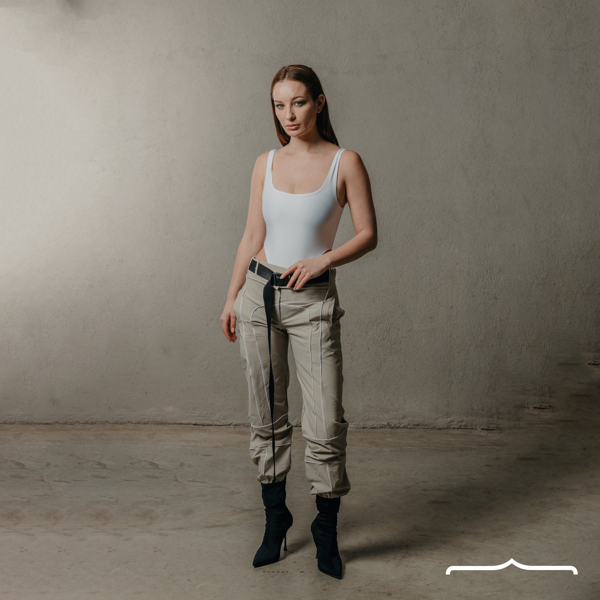 Contrast piping pants in Beige
