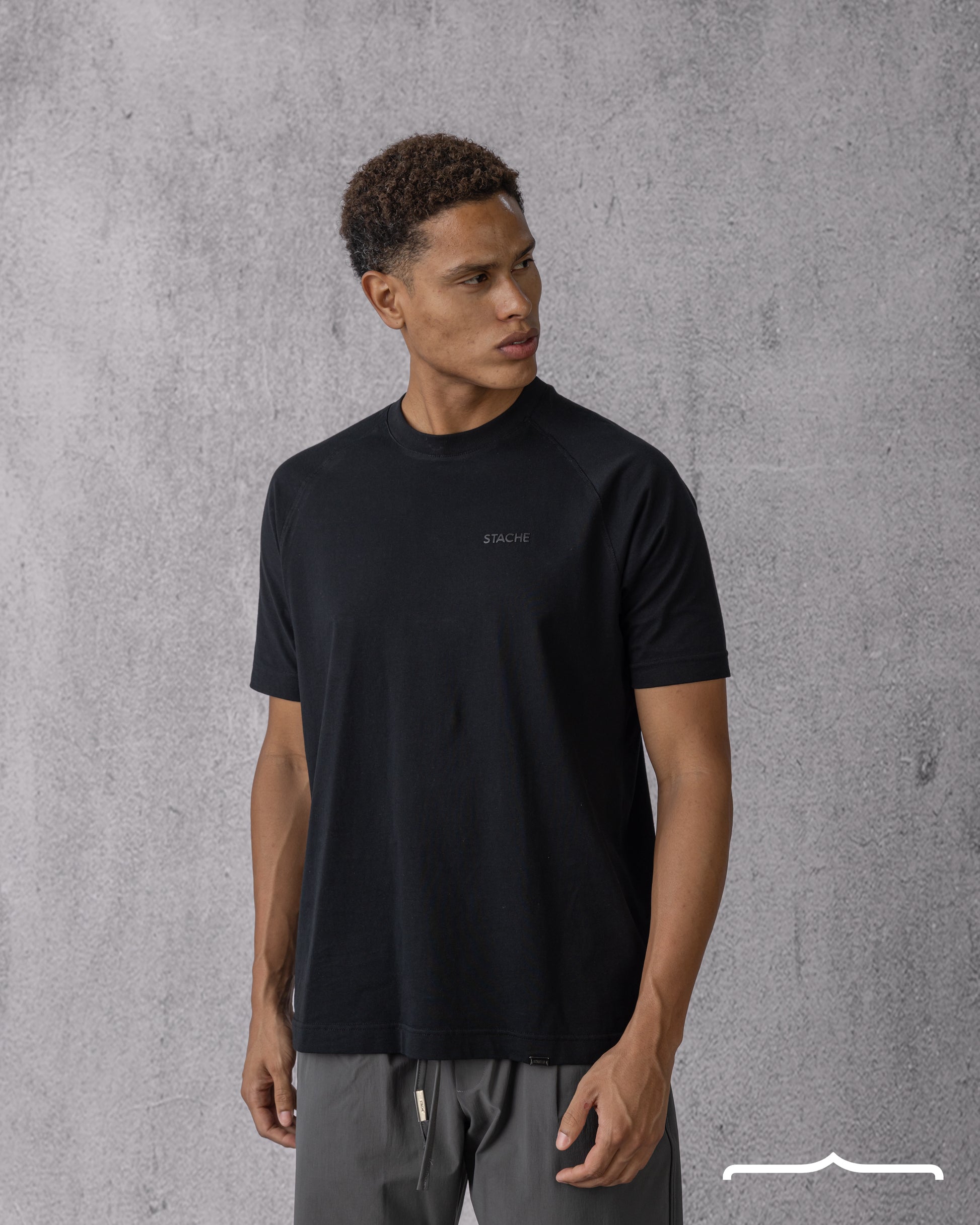 Raglan Rubber Logo in Regular Fit in Black