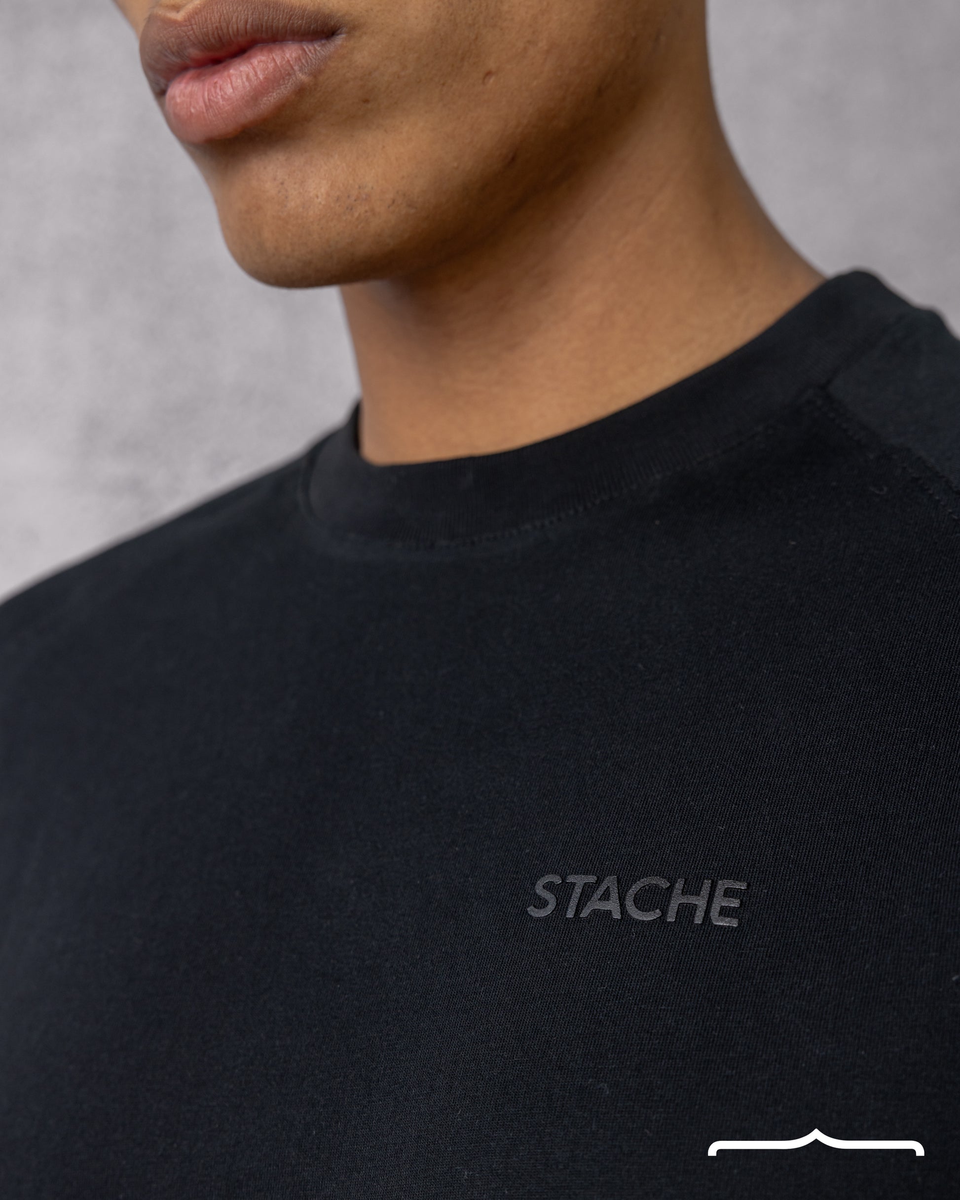 Raglan Rubber Logo in Regular Fit in Black