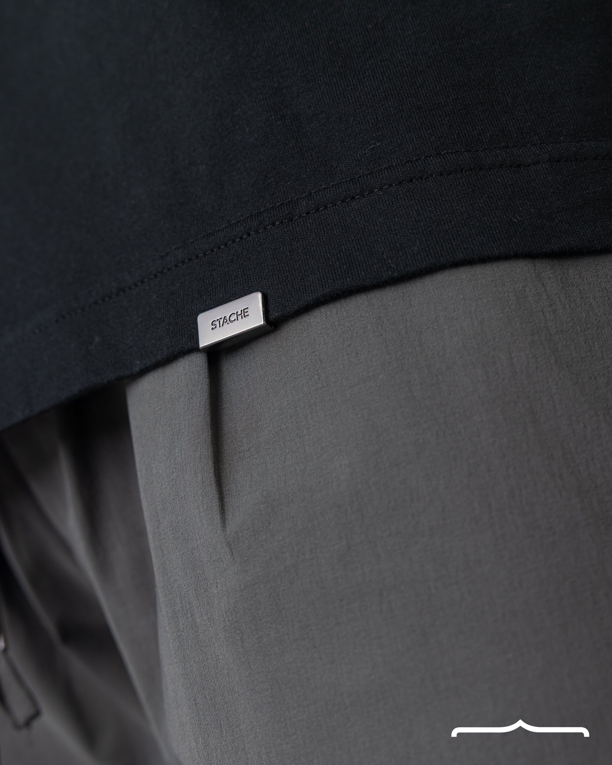 Raglan Rubber Logo in Regular Fit in Black