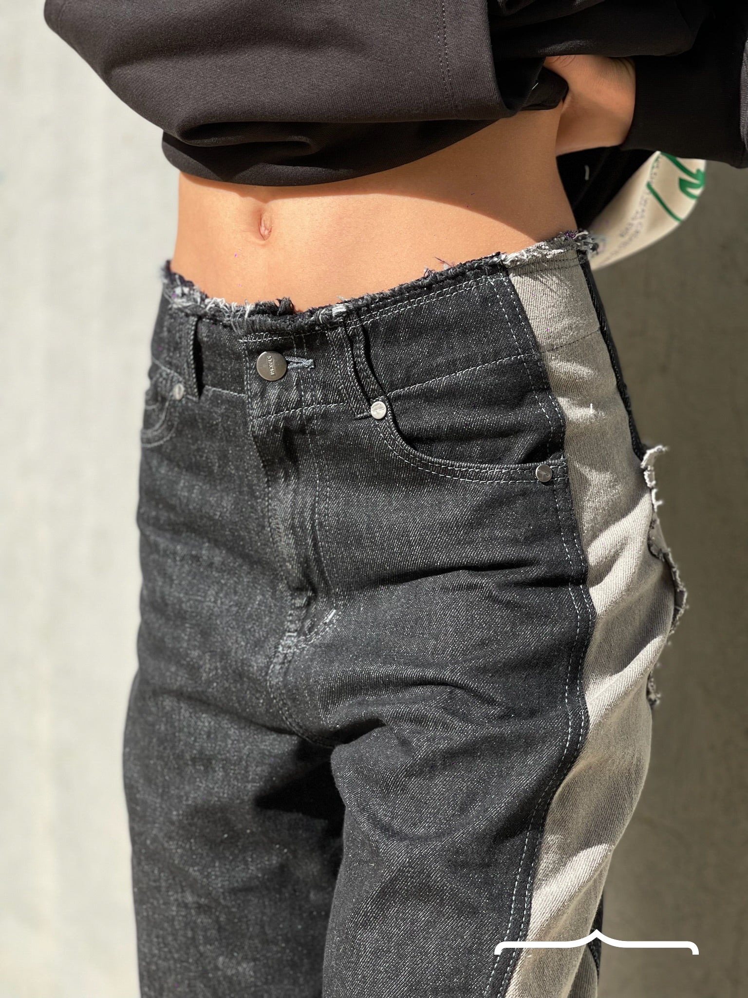 Raw Edge high waist Jeans in Grey Black