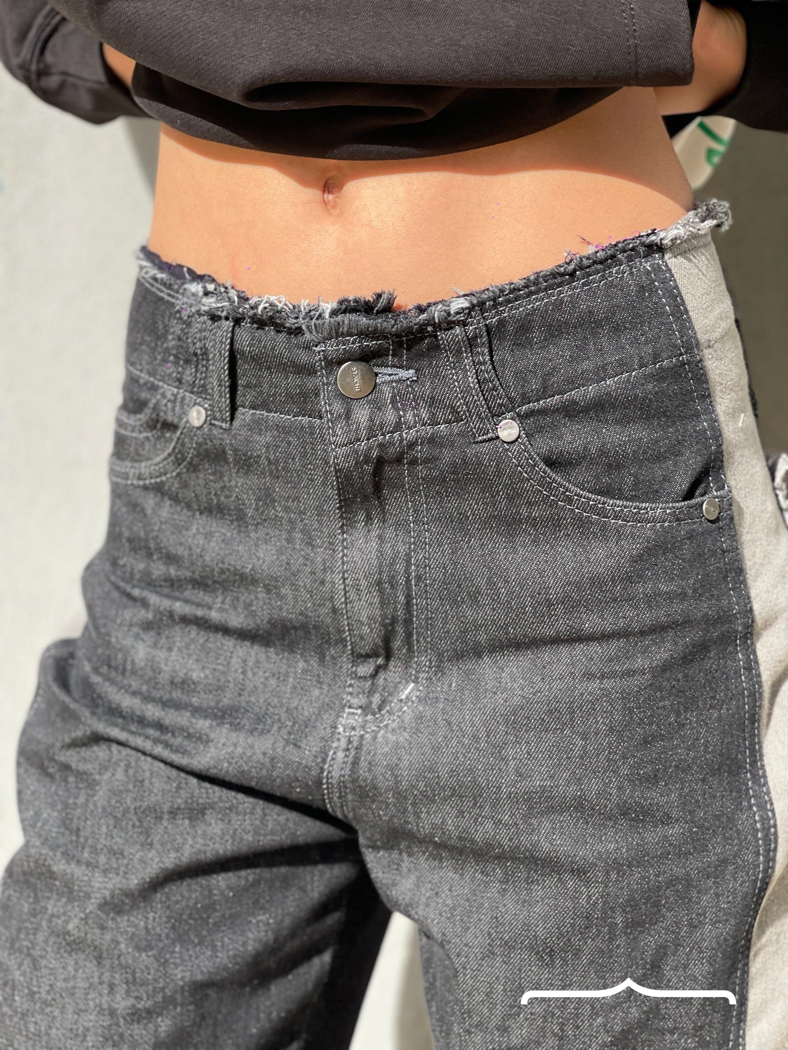 women Raw Edge high waist Jeans in Grey Black