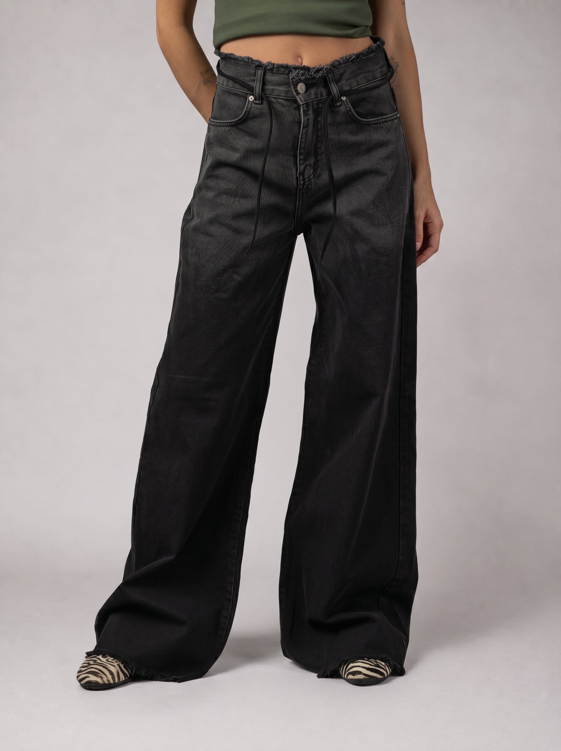 Raw Edge Jeans in Black