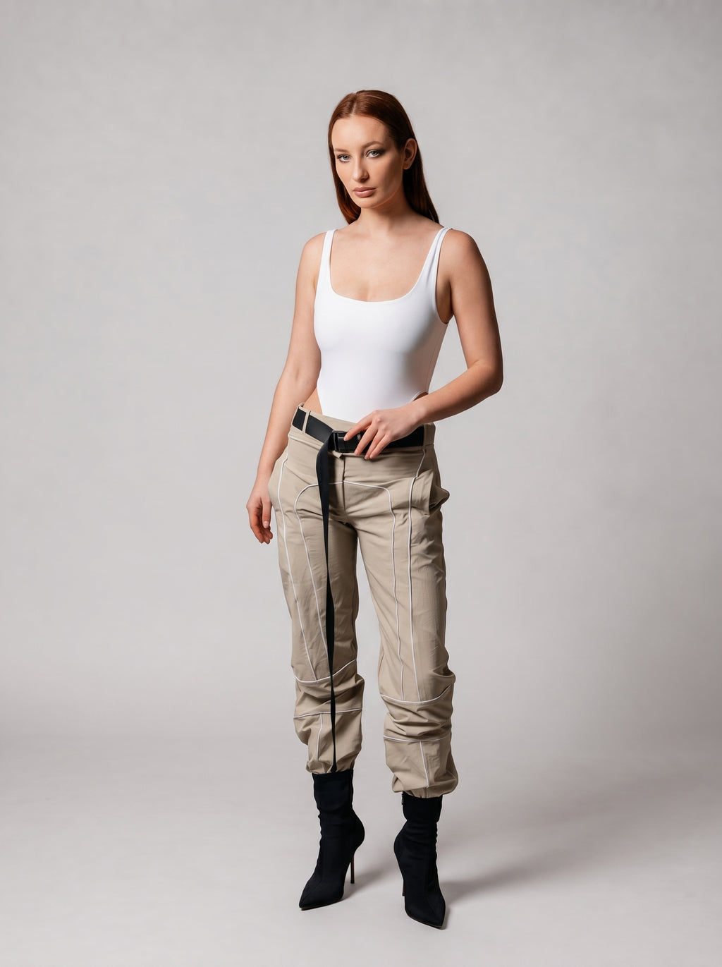 Contrast piping pants in Beige