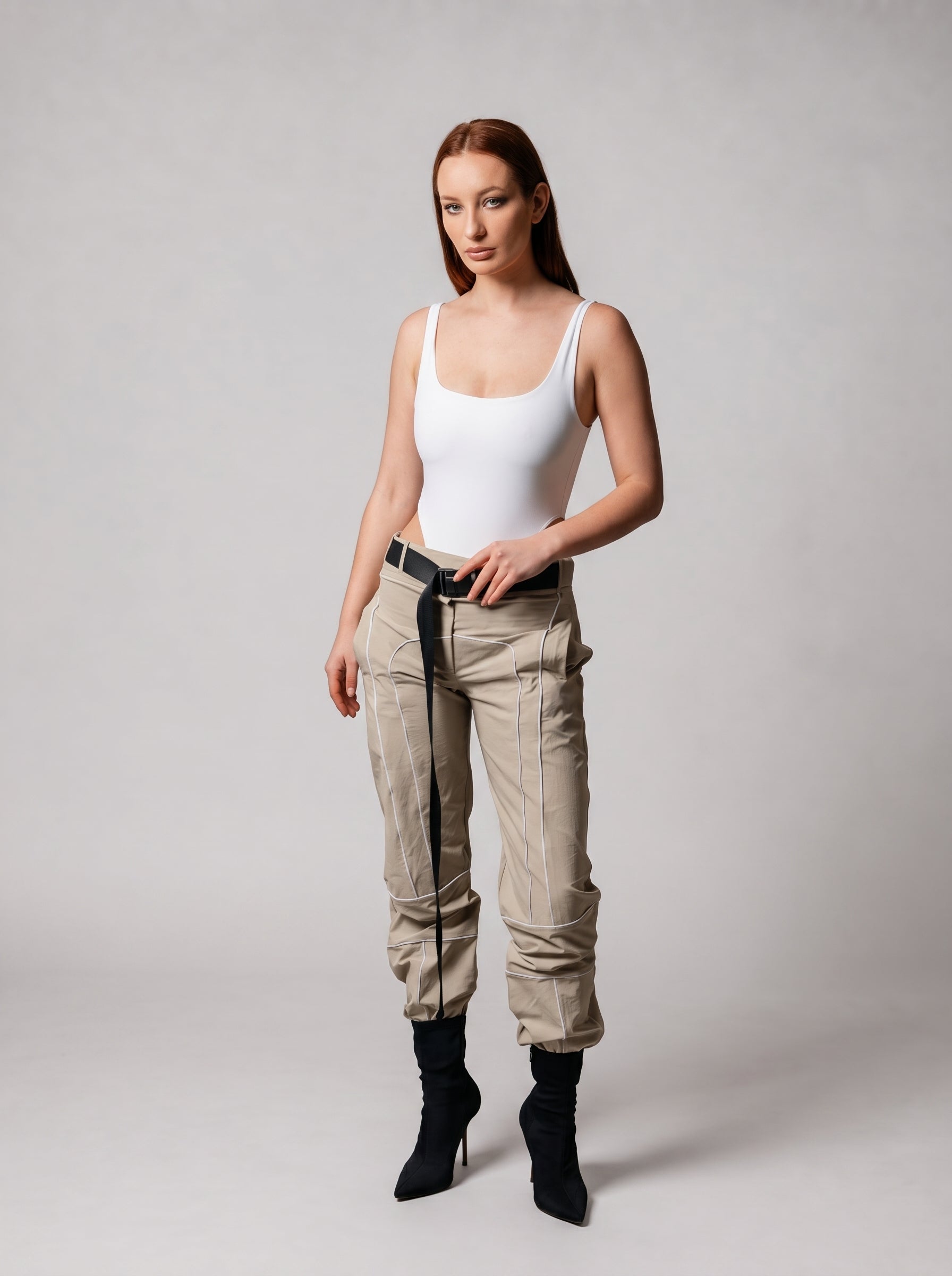 Contrast piping pants in Beige