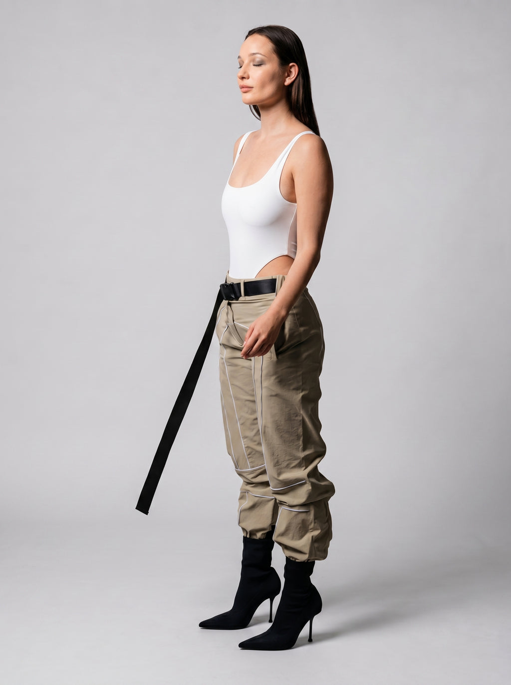 Contrast piping pants in Beige