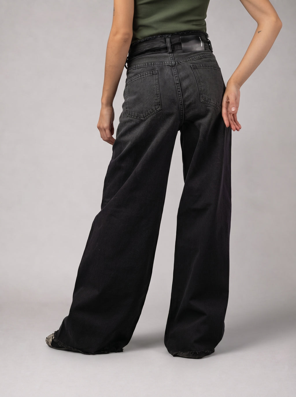 Raw Edge Jeans in Black