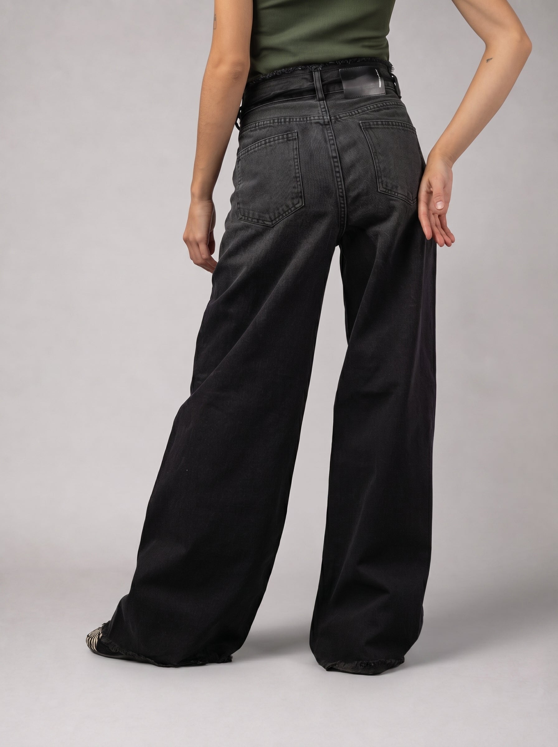 Raw Edge Jeans in Black