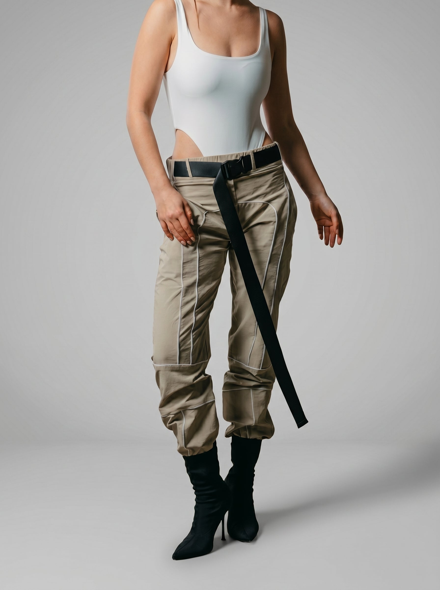 Contrast piping pants in Beige