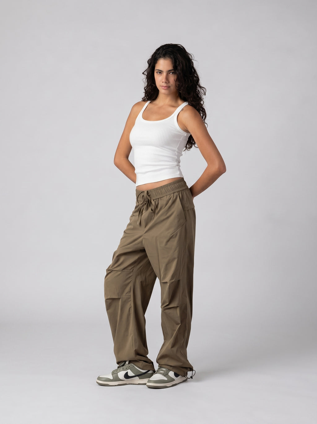 Parachute pants in Olive