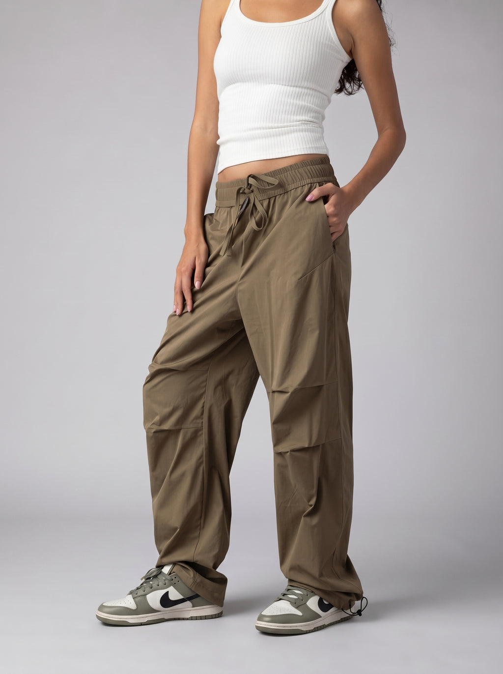 Parachute pants in Olive