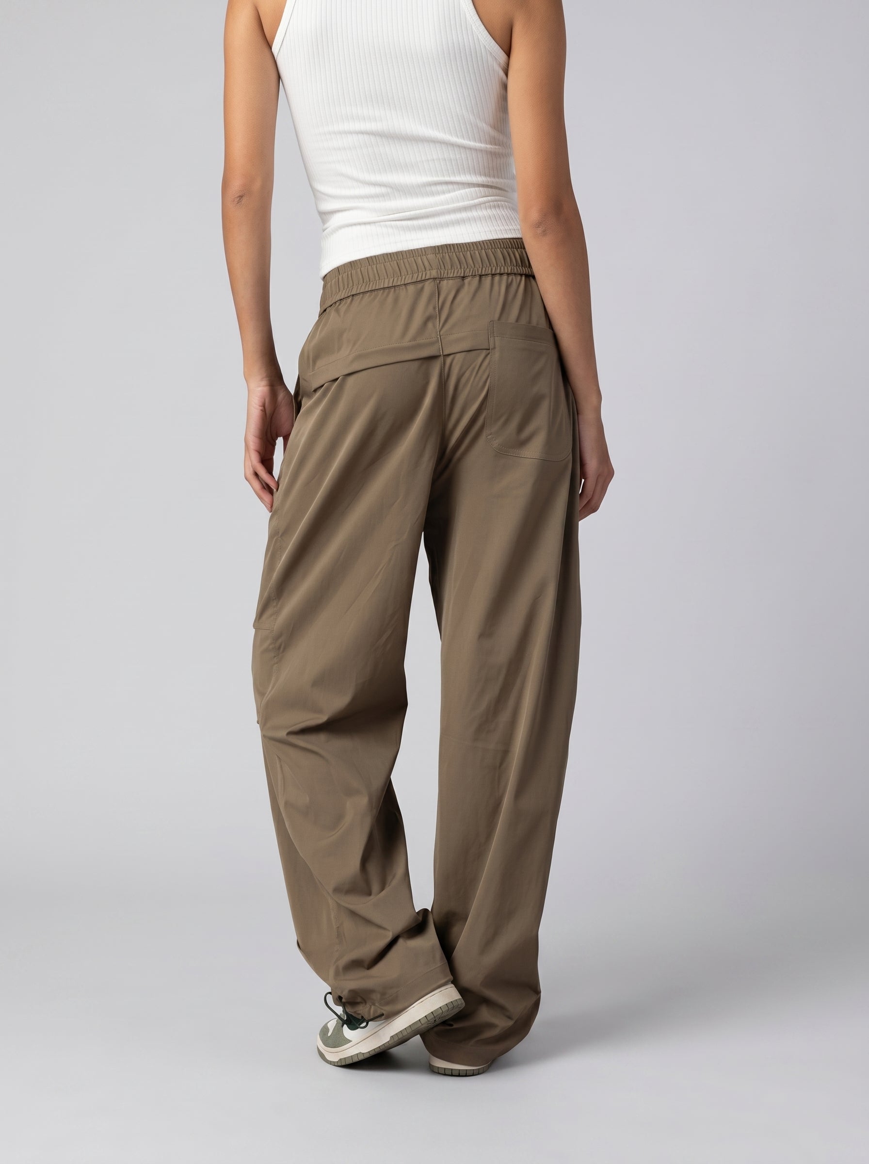 Parachute pants in Olive