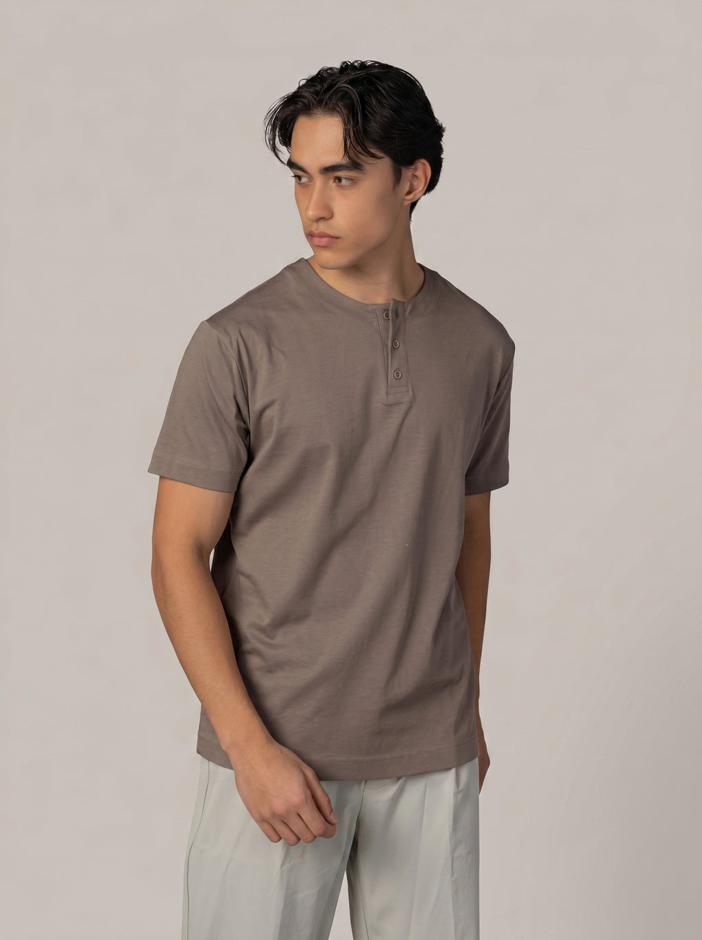 Henely T-shirt in Brown