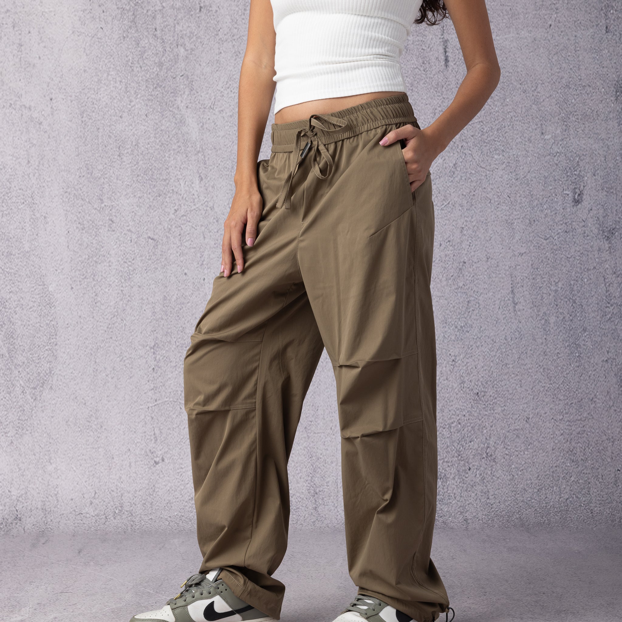 Parachute pants in Olive