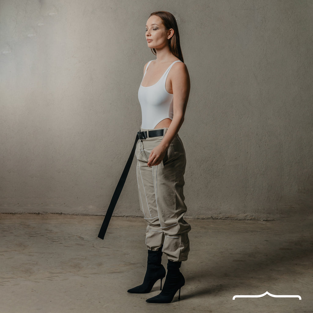 Contrast piping pants in Beige