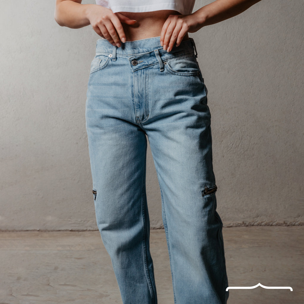Side zippers jeans