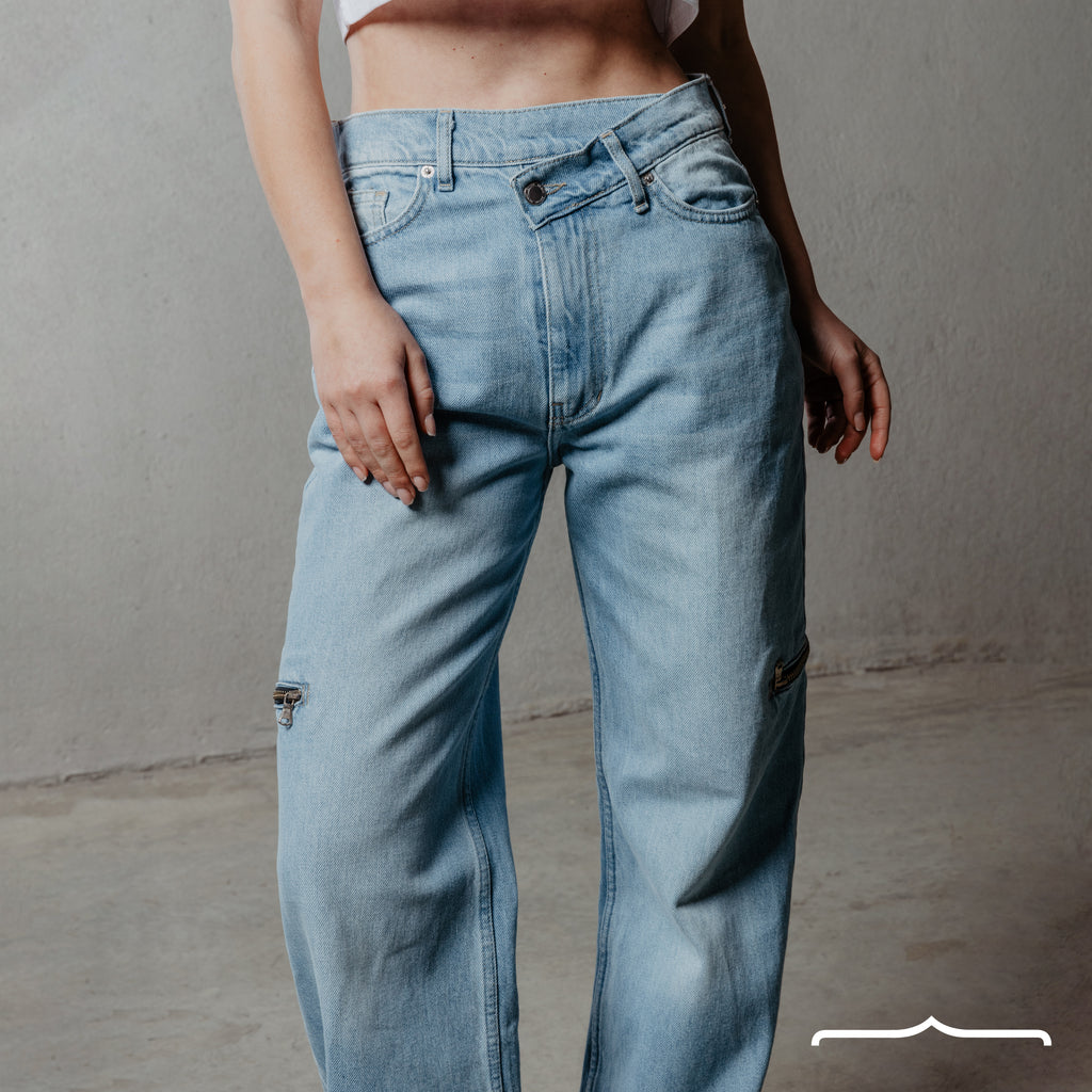 Side zippers jeans