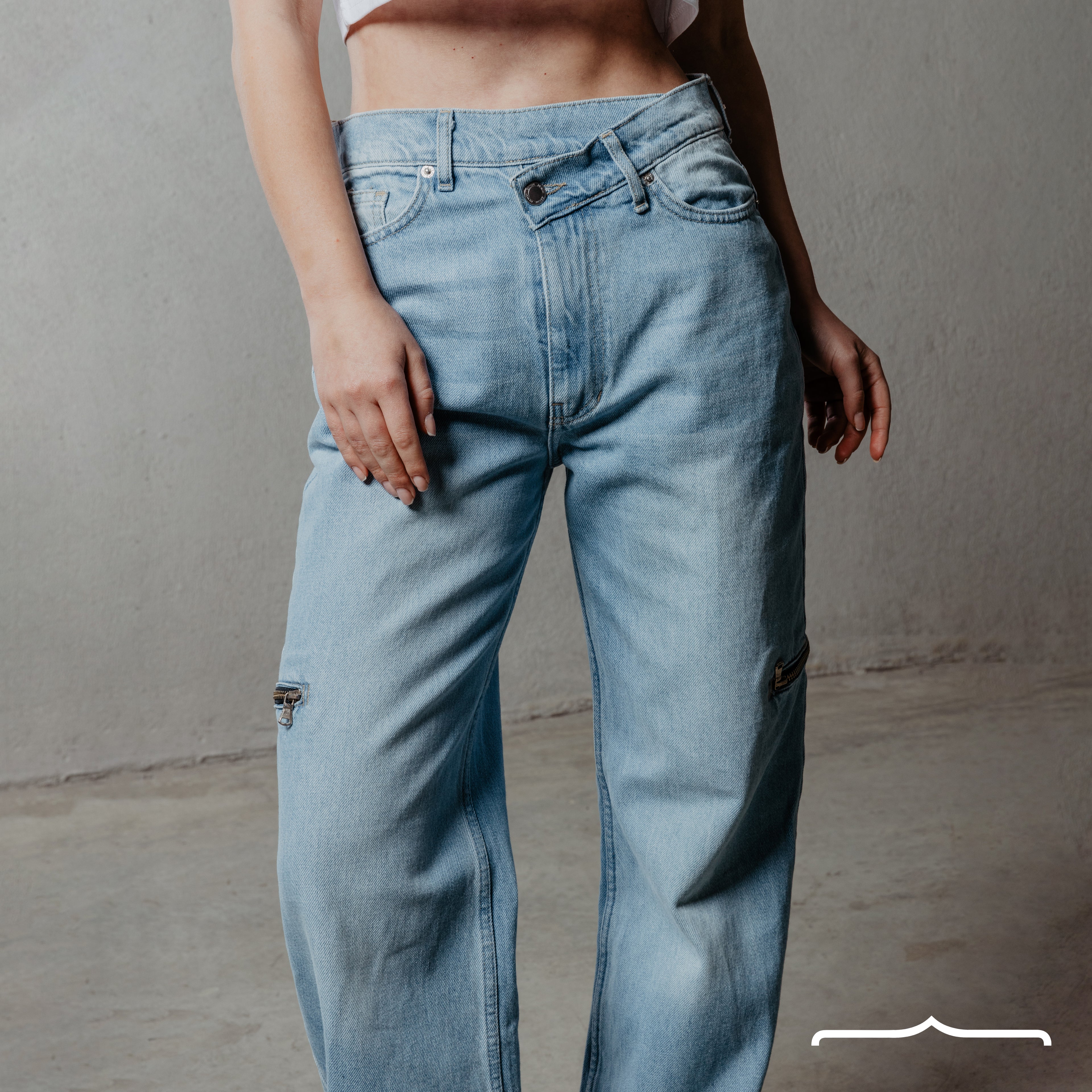 Side zippers jeans