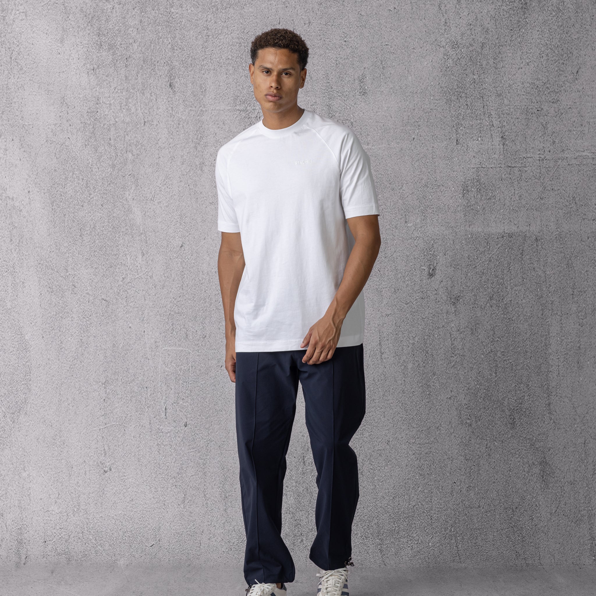 Raglan Rubber Logo in Regular Fit in Grey