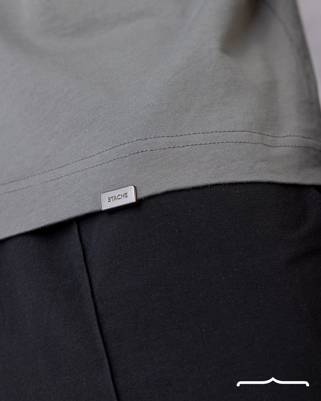 Raglan Rubber Logo in Regular Fit in Grey