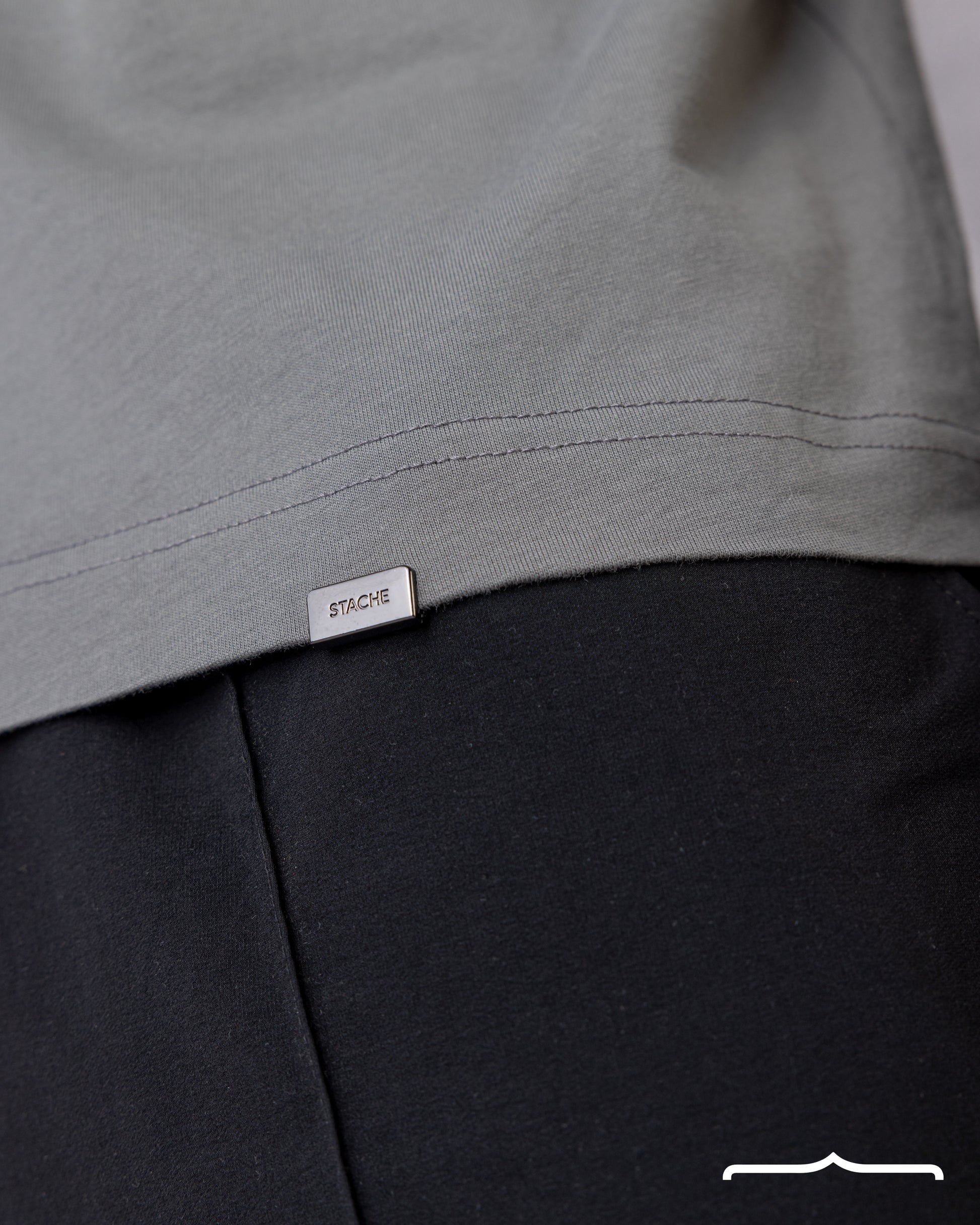 Raglan Rubber Logo in Regular Fit in Grey