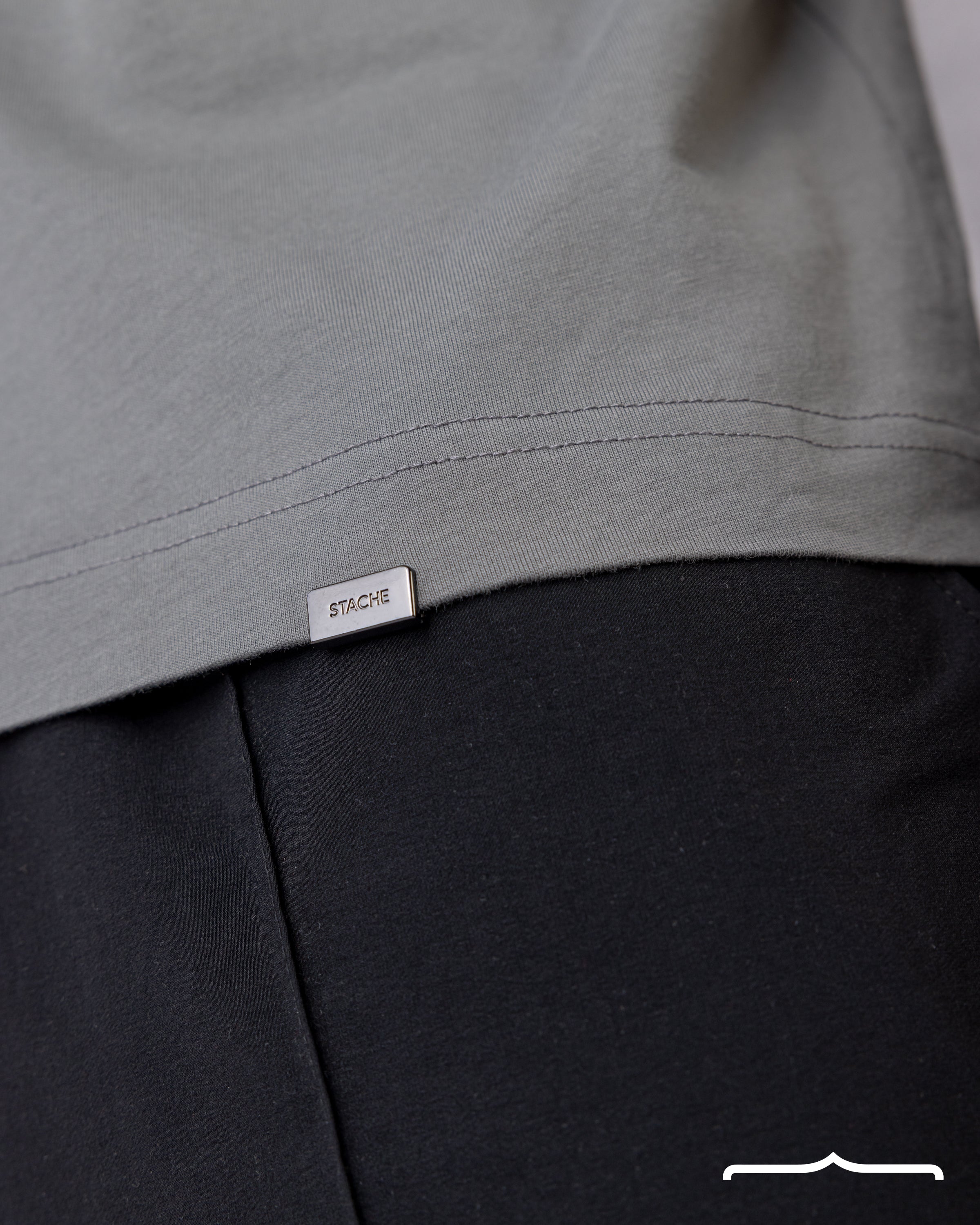 Raglan Rubber Logo in Regular Fit in Grey