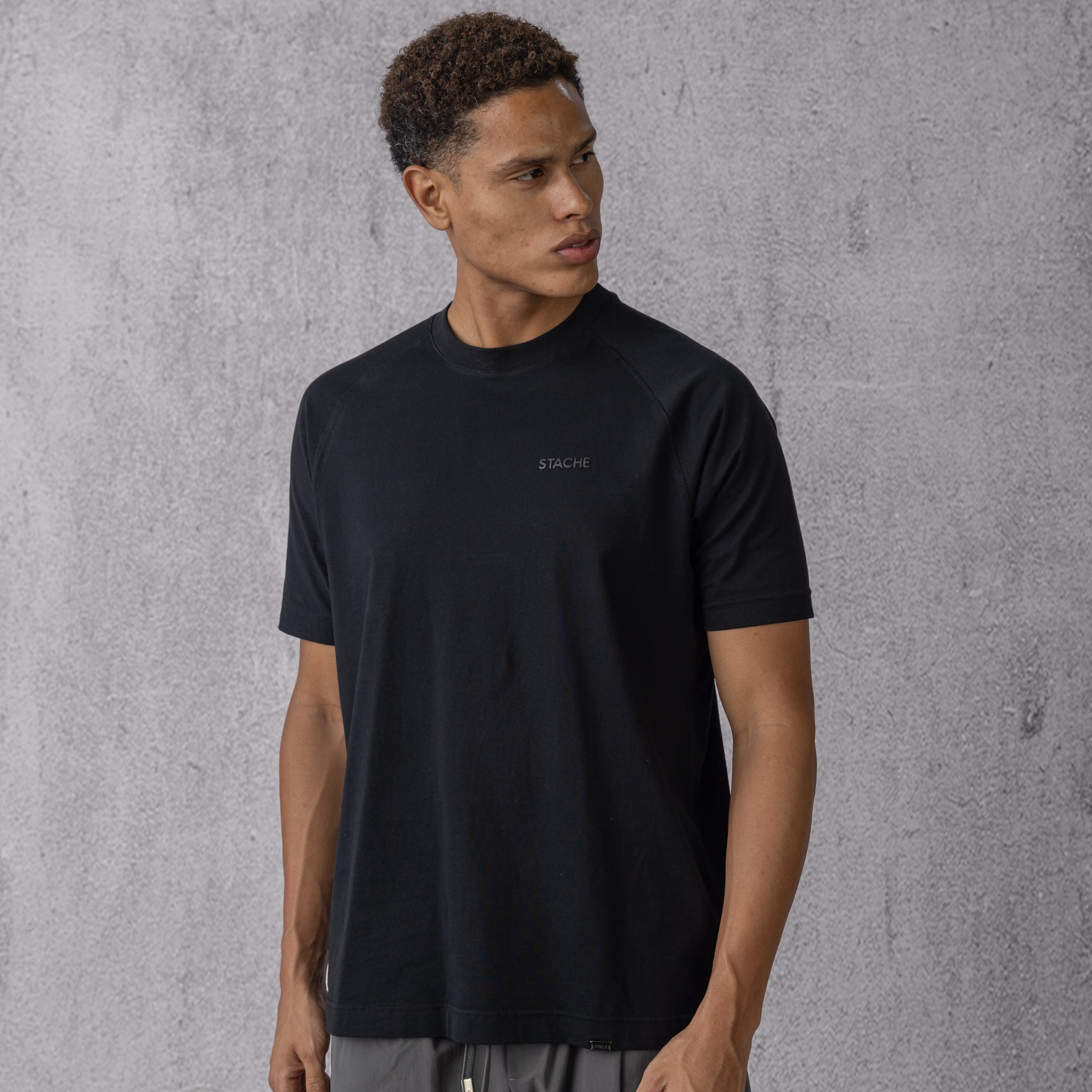 Raglan Rubber Logo in Regular Fit in Black