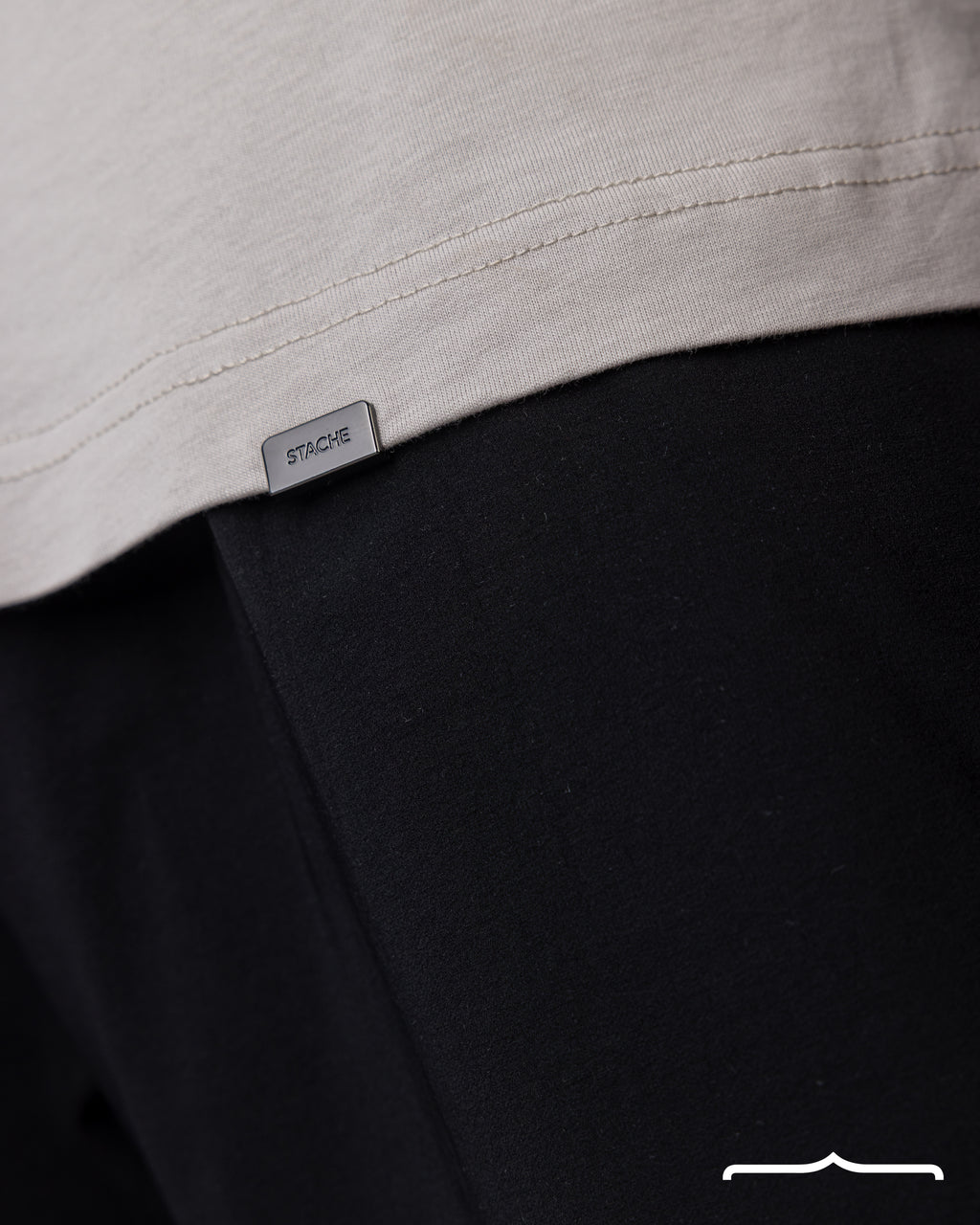Raglan Rubber Logo in Regular Fit in Beige