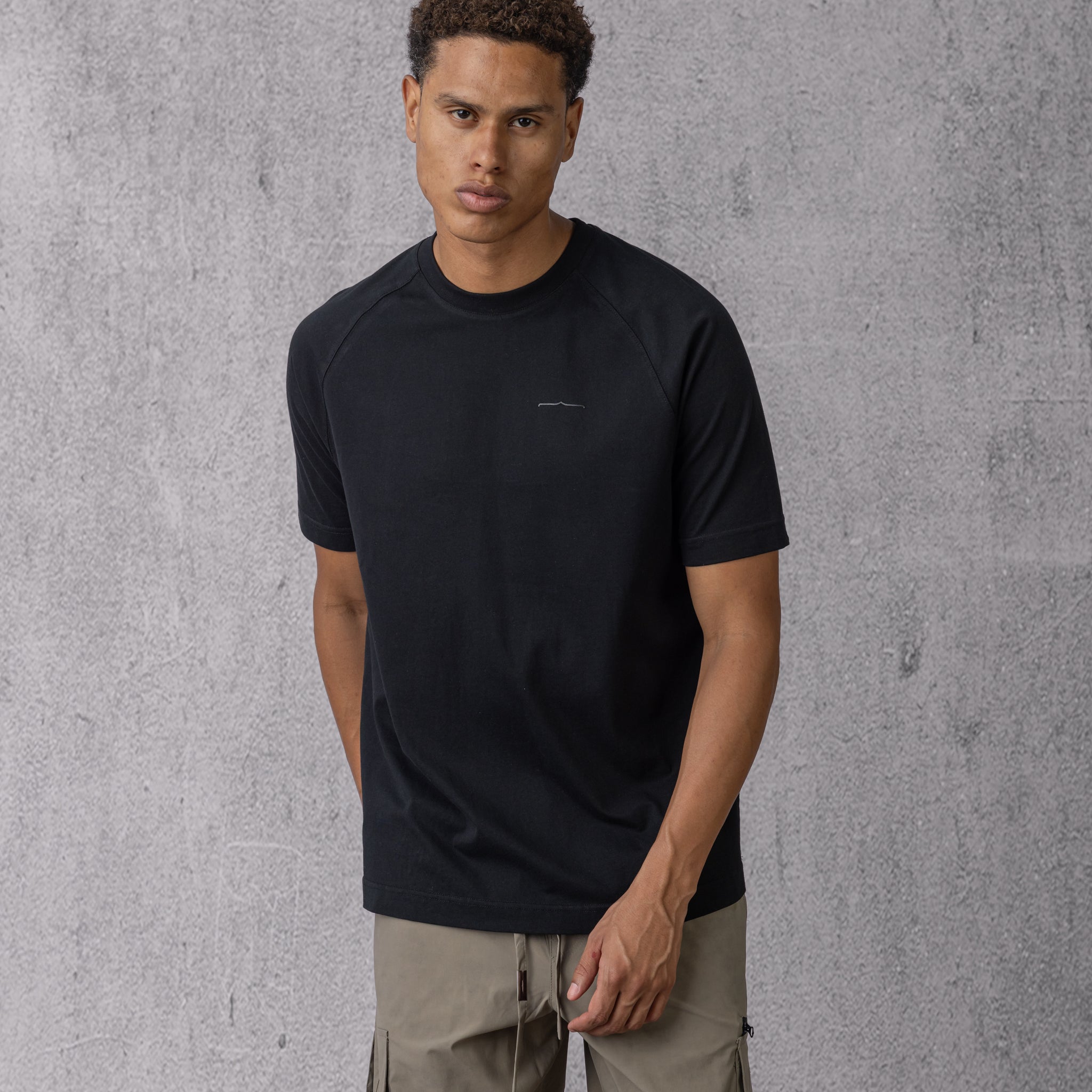 Raglan Rubber Icon in Regular Fit in Black