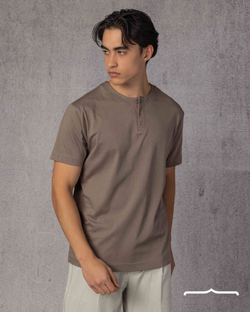 Henely T-shirt in Brown