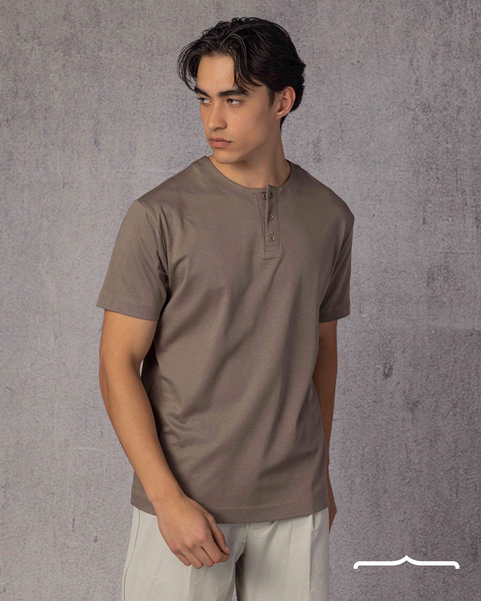 Henely T-shirt in Brown