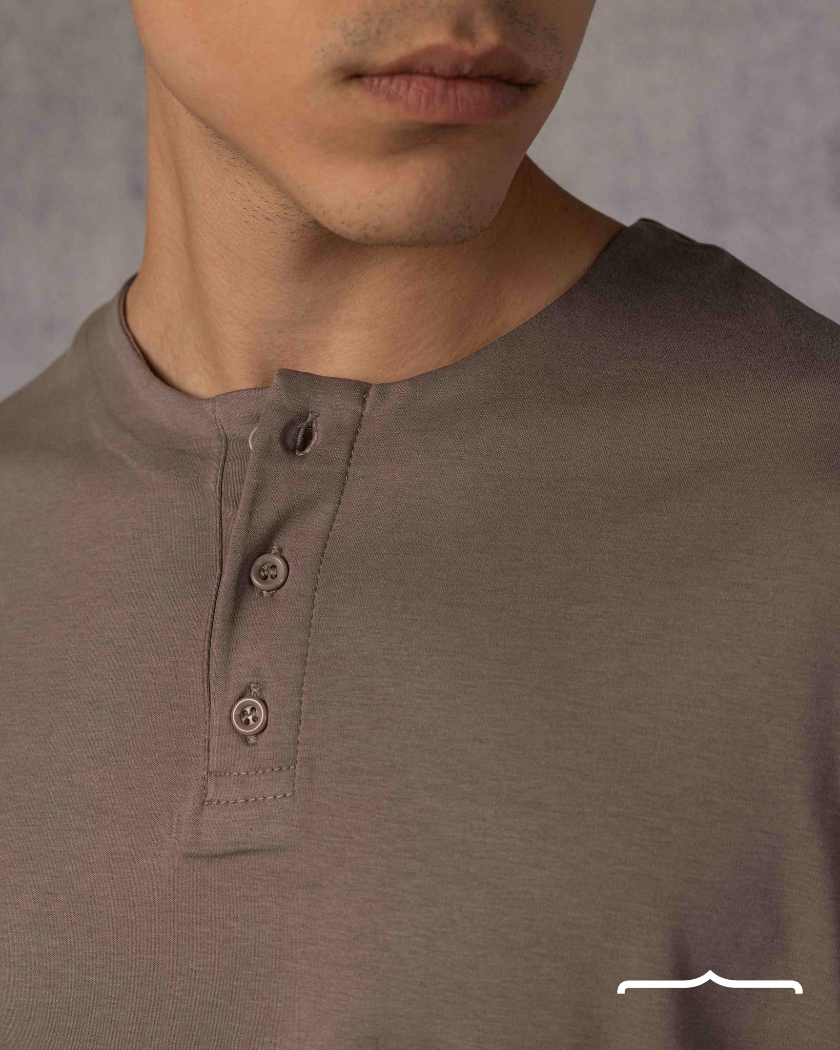 Henely T-shirt in Brown