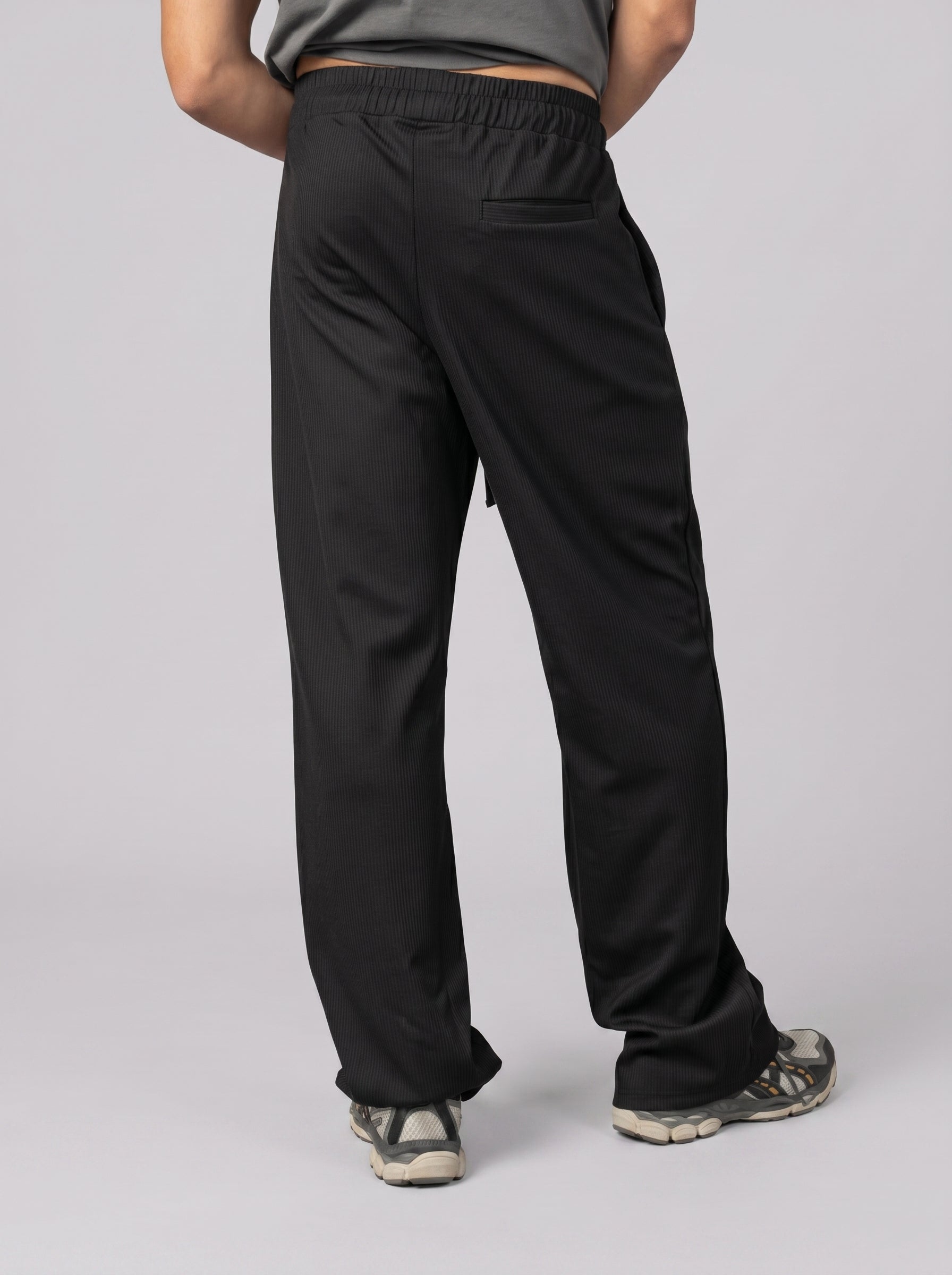 Textured pants volume 4 in Black