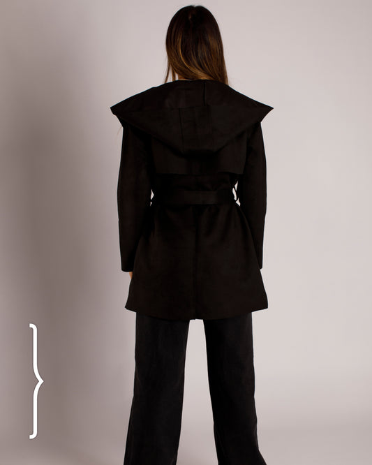 معطف من جلد الغزال مع حزام باللون الأسود